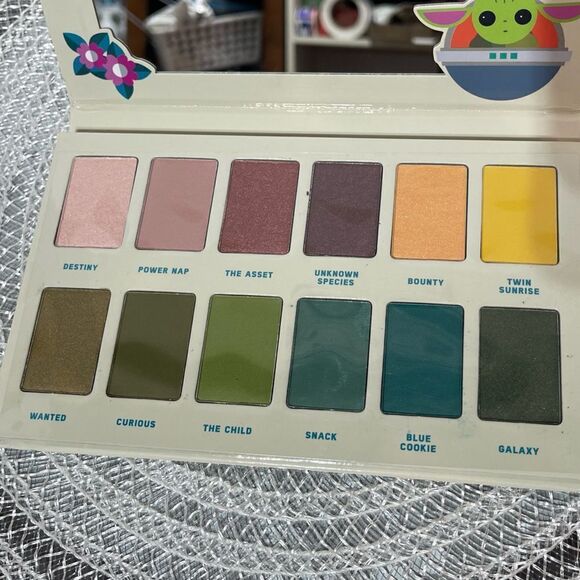 Disney Star Wars Mandalorian Eye Shadow Palette with 12 Colors NWT - Picture 3 of 7